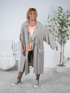 leichter Trench Coat mit Schriftzug und Eingriffstaschen