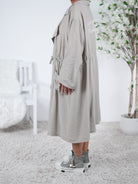 leichter Trench Coat mit Schriftzug und Eingriffstaschen