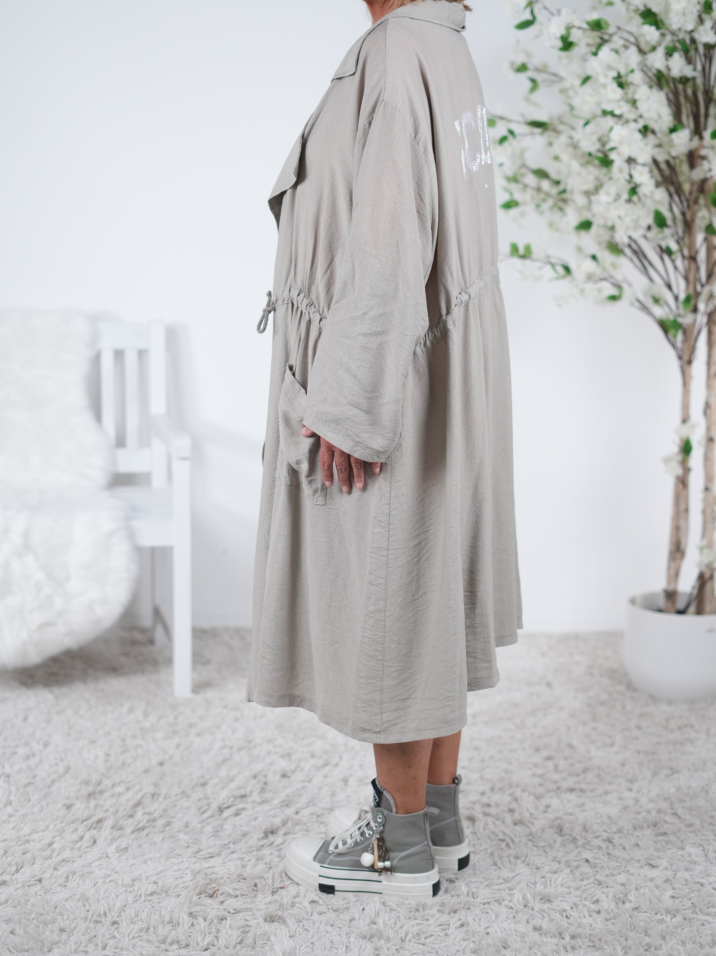 leichter Trench Coat mit Schriftzug und Eingriffstaschen