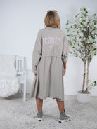 leichter Trench Coat mit Schriftzug und Eingriffstaschen
