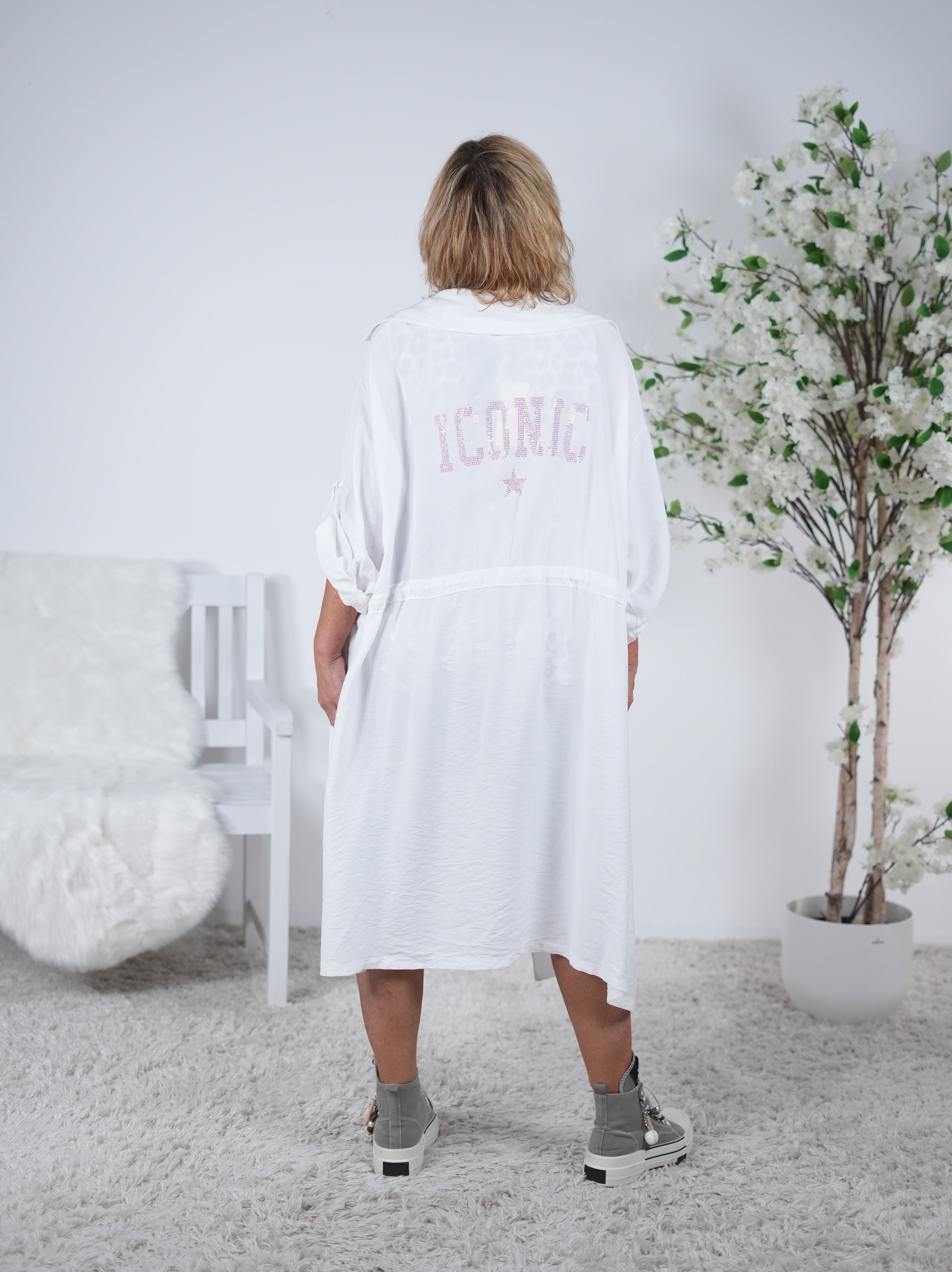 leichter Trench Coat mit Schriftzug und Eingriffstaschen