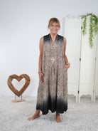 leichtes Kleid im Leo Look mit V-Ausschnitt