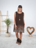 Leichtes Kleid mit breiten Trägern und Leo Print