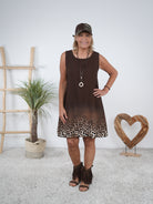 Leichtes Kleid mit breiten Trägern und Leo Print Schoko