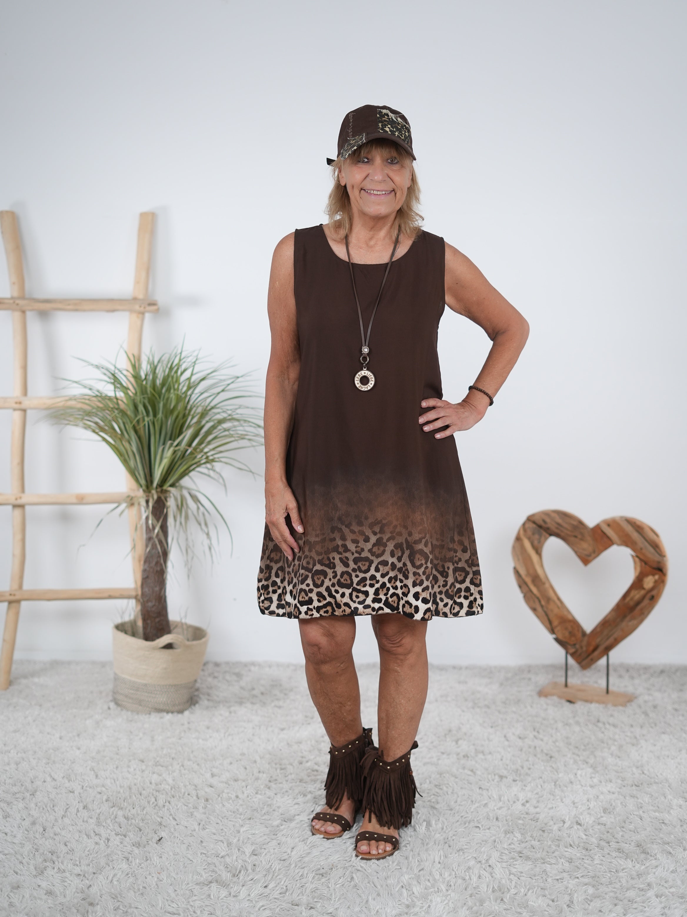 Leichtes Kleid mit breiten Trägern und Leo Print Schoko