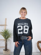 leichtes Sweaty mit Rundhalsausschnitt und "Malibu" Print Schwarz