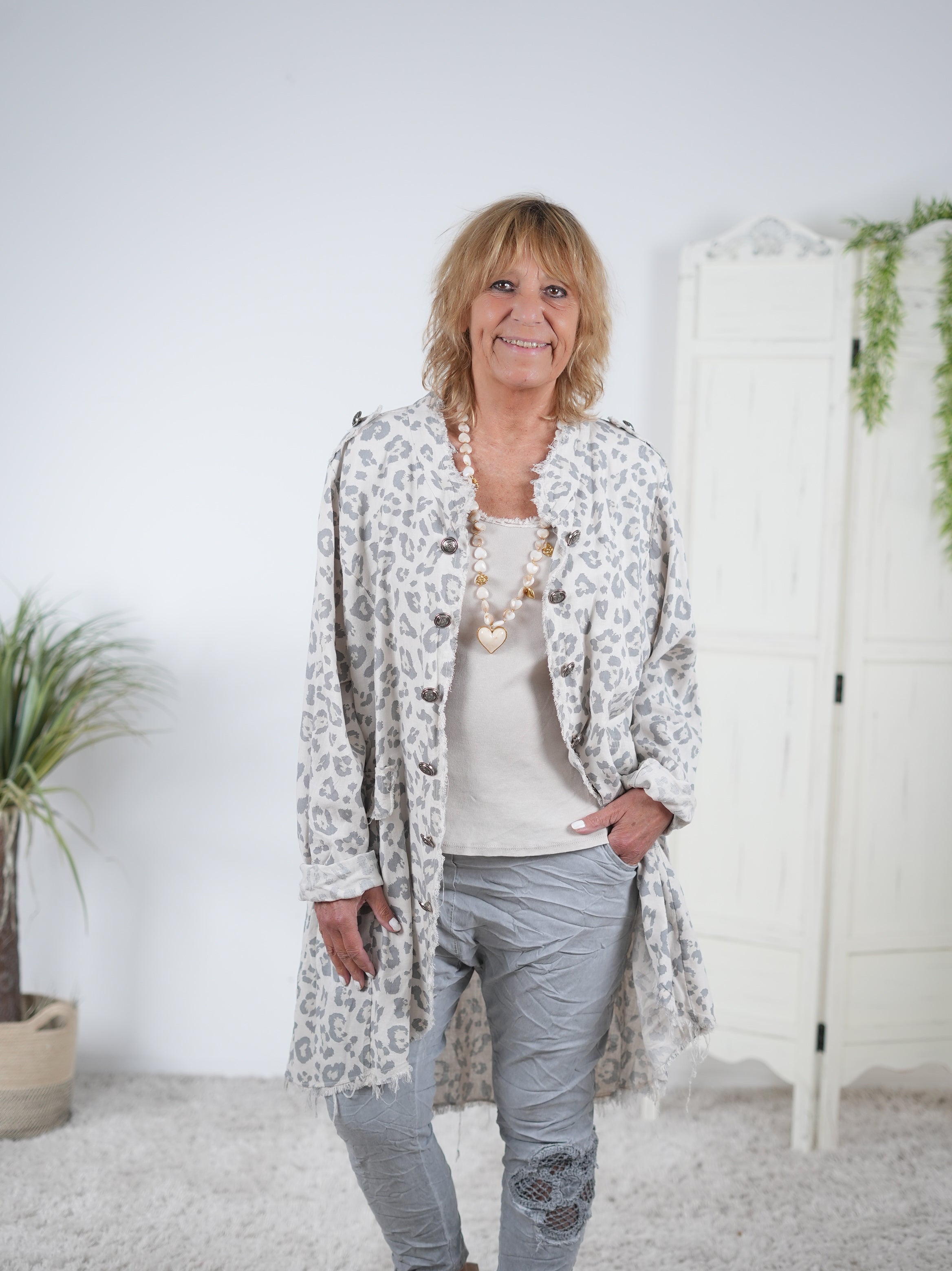 Leinen Cardigan im Leo Look Beige Grau