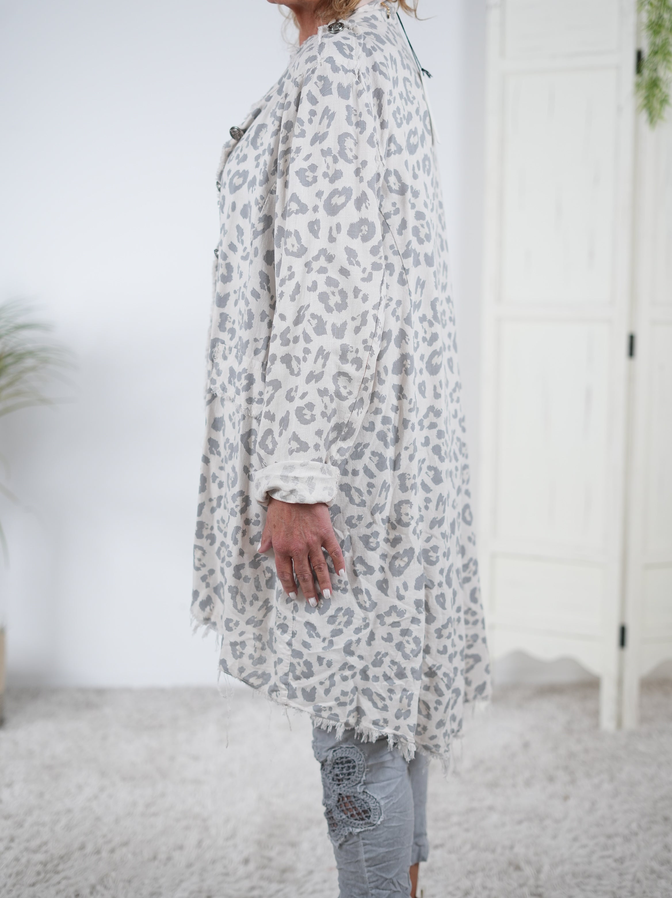 Leinen Cardigan im Leo Look