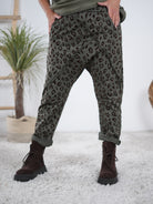 Leo Baggy mit Außennähten Olive