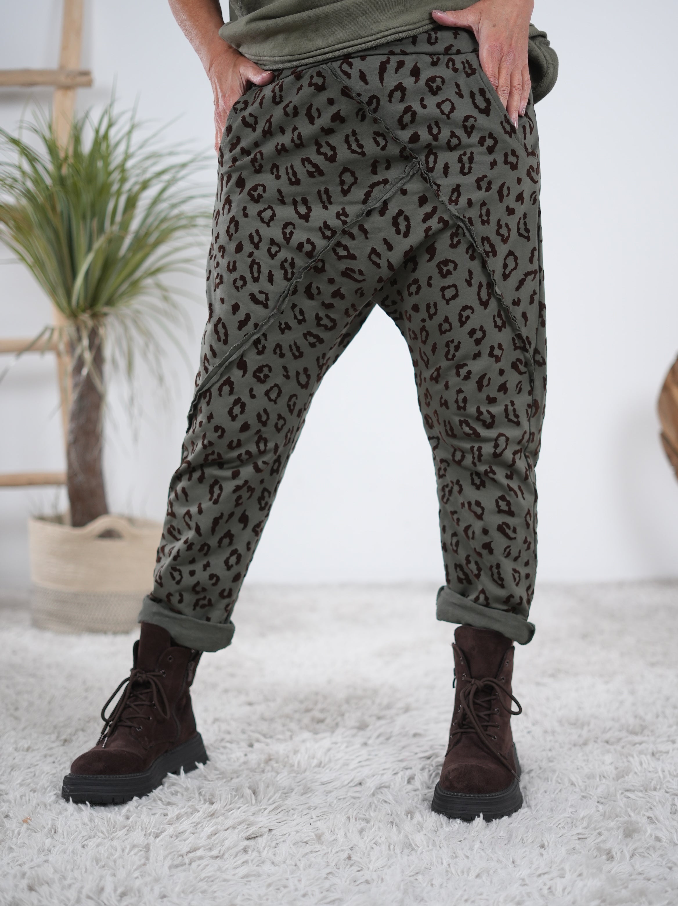 Leo Baggy mit Außennähten Olive