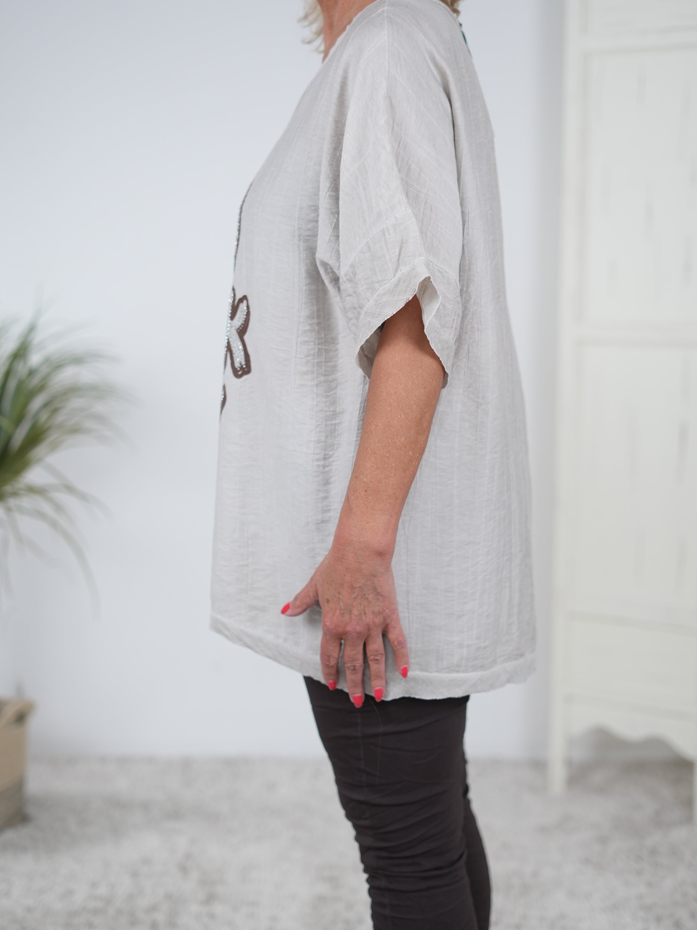 luftiges Blusenshirt mit auffälligem Schriftzug