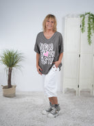 luftiges Blusenshirt mit auffälligem Schriftzug Taupe
