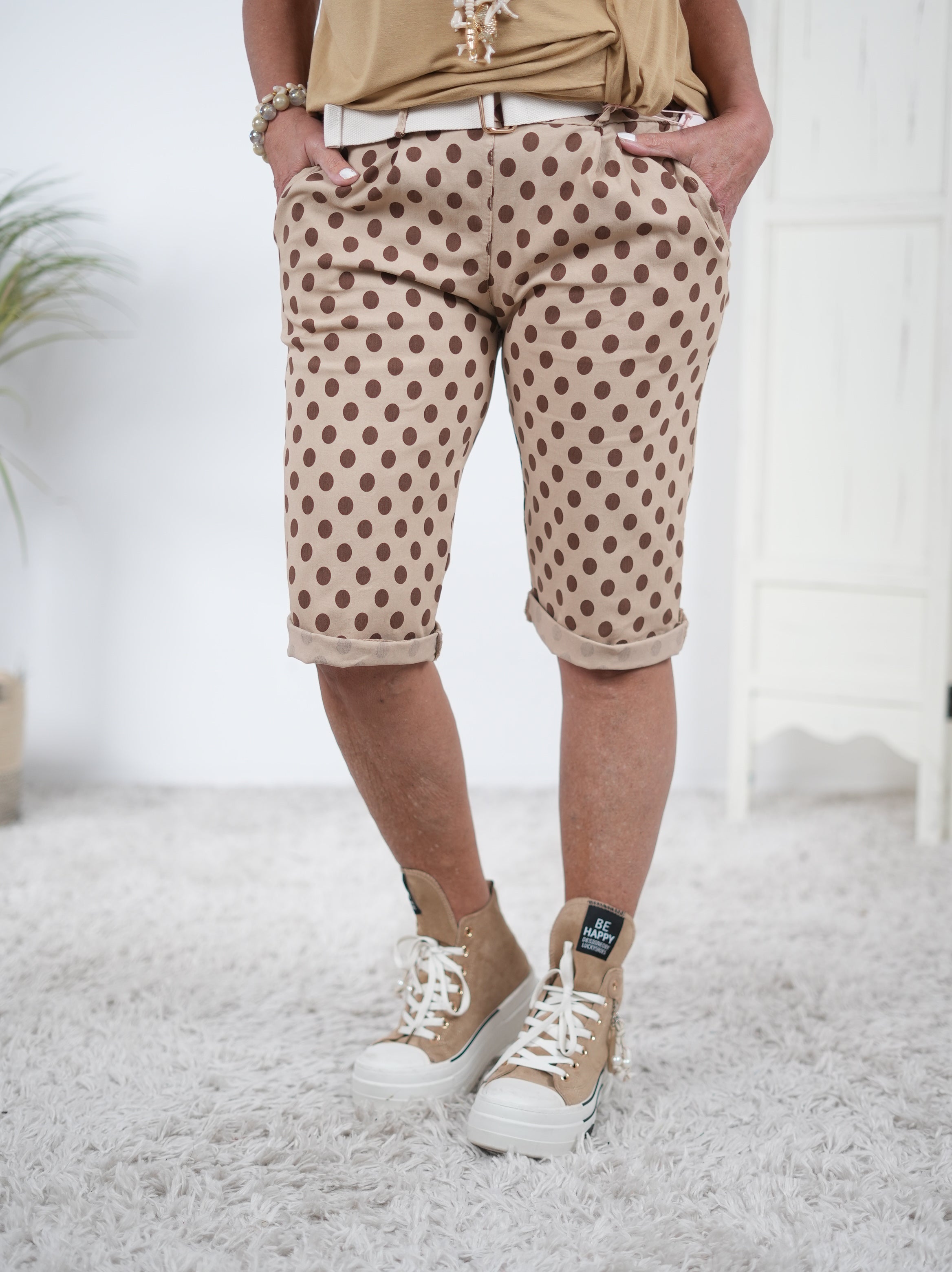 Niedliche Short im Dot Design Camel