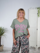 Niedliches Shirt mit "enjoy" Schriftzug und V-Ausschnitt Olive