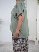 Niedliches Shirt mit "enjoy" Schriftzug und V-Ausschnitt