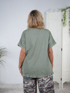 Niedliches Shirt mit "enjoy" Schriftzug und V-Ausschnitt