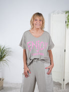Niedliches Shirt mit "enjoy" Schriftzug und V-Ausschnitt Taupe