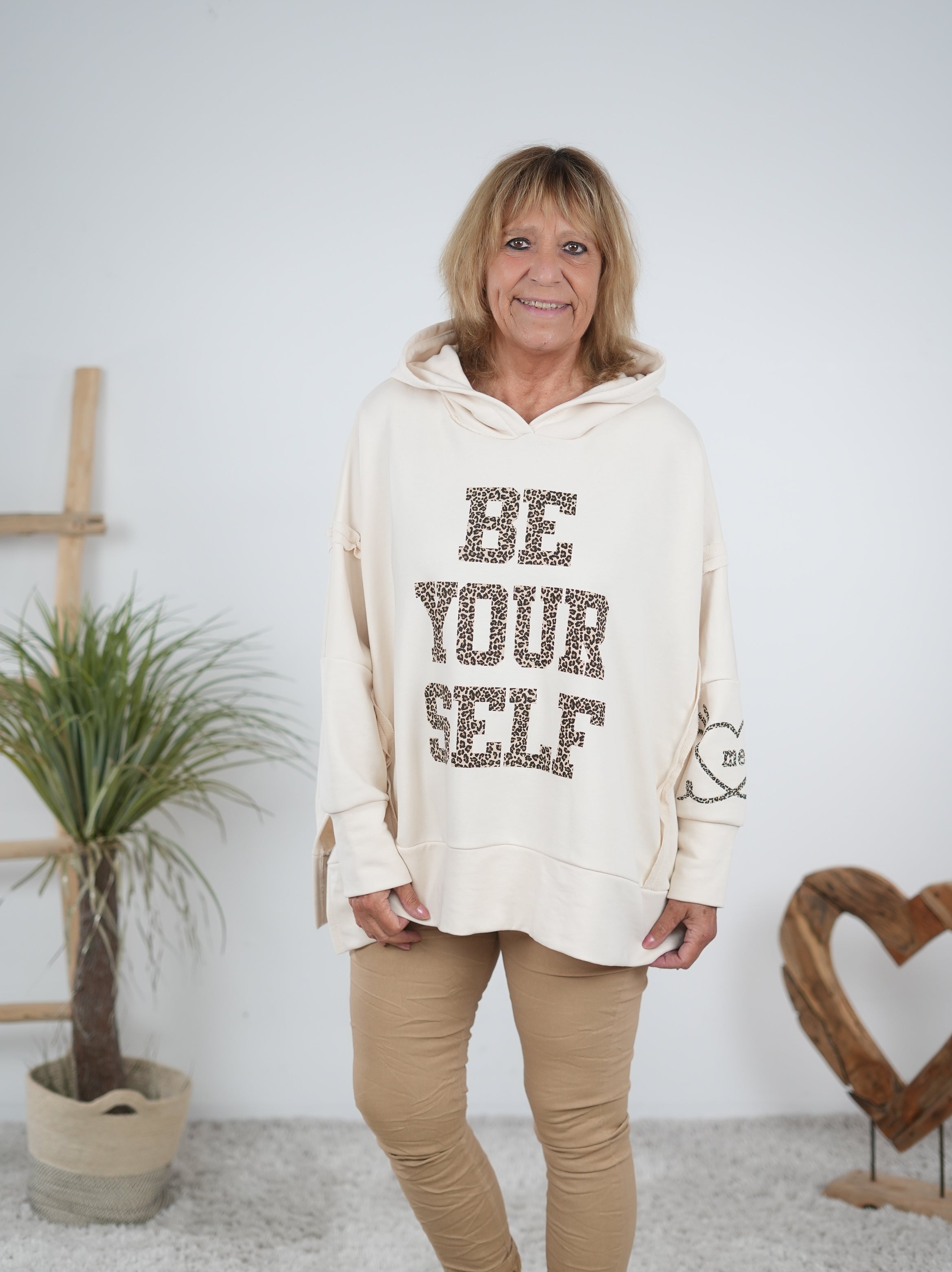 oversize Hoody mit großem Leo Print und Ärmelbündchen Vanille