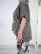 Oversize Shirt im Vokuhila Schnitt mit Schriftzug