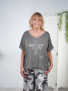 Oversize Shirt im Vokuhila Schnitt mit Schriftzug Schoko