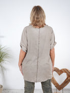 Oversize Shirt mit fransigem Abschluss und farbigem Print