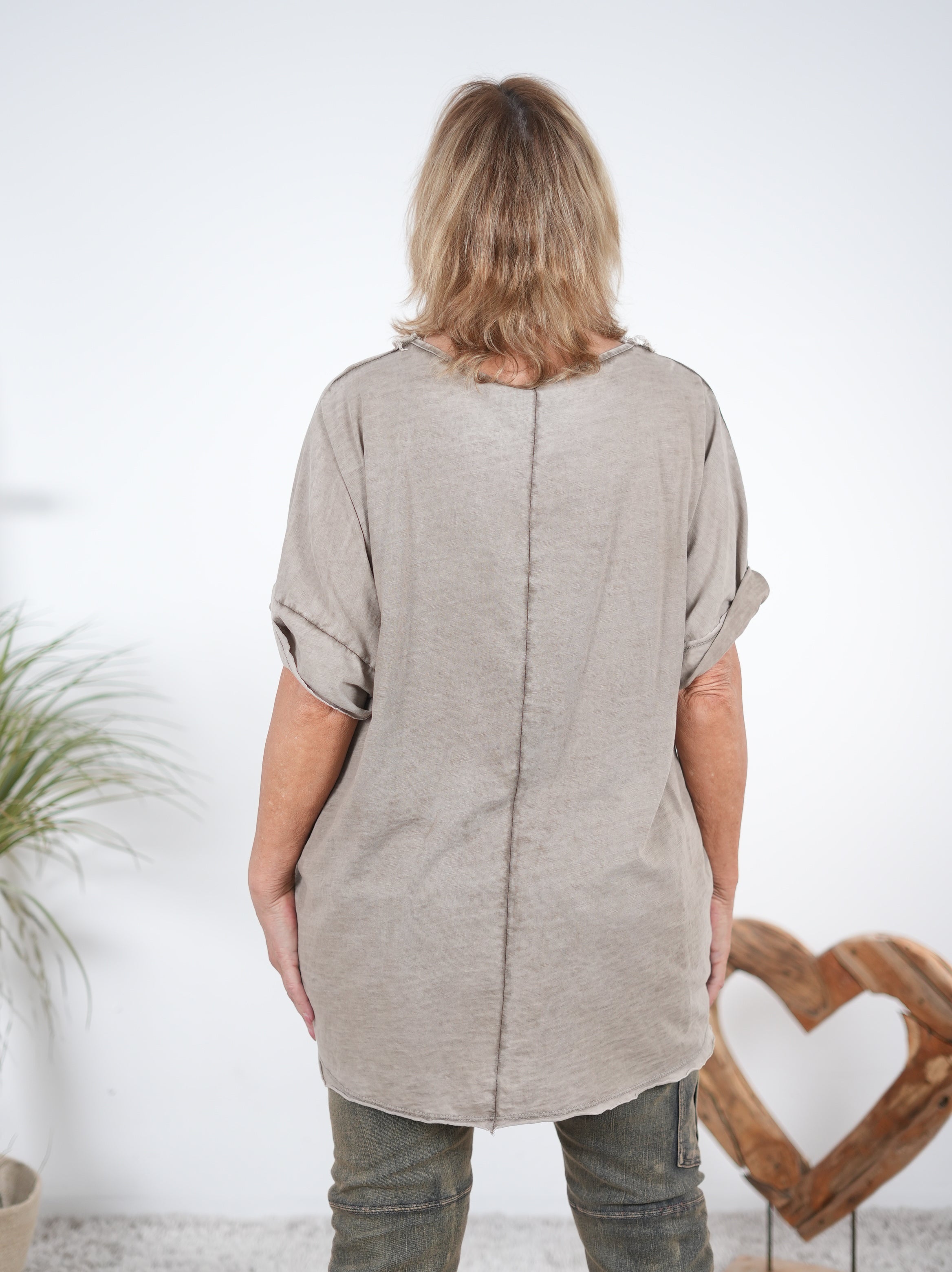 Oversize Shirt mit fransigem Abschluss und farbigem Print