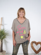 Oversize Shirt mit fransigem Abschluss und farbigem Print Taupe