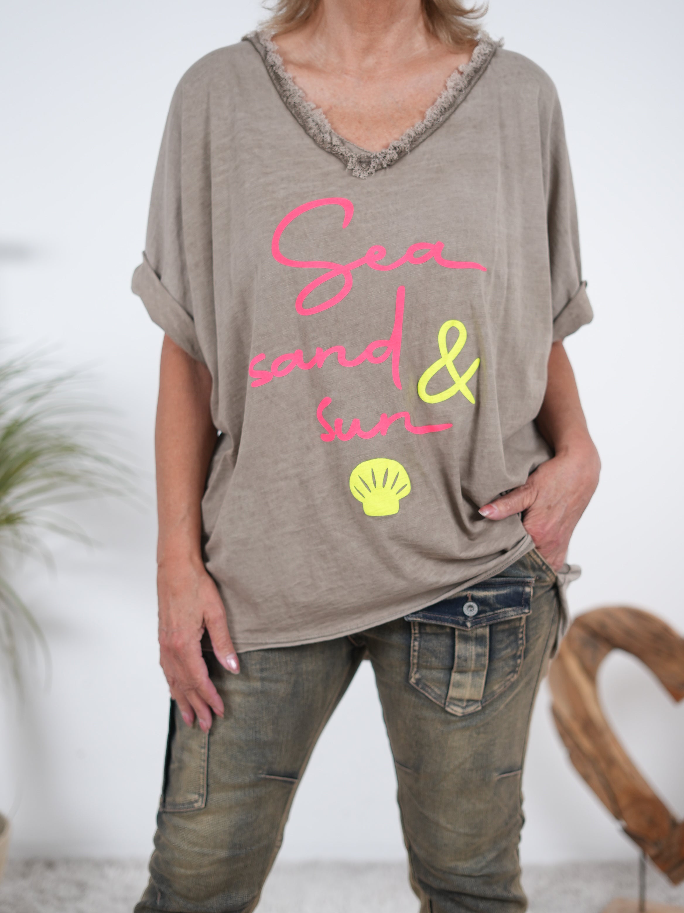 Oversize Shirt mit fransigem Abschluss und farbigem Print