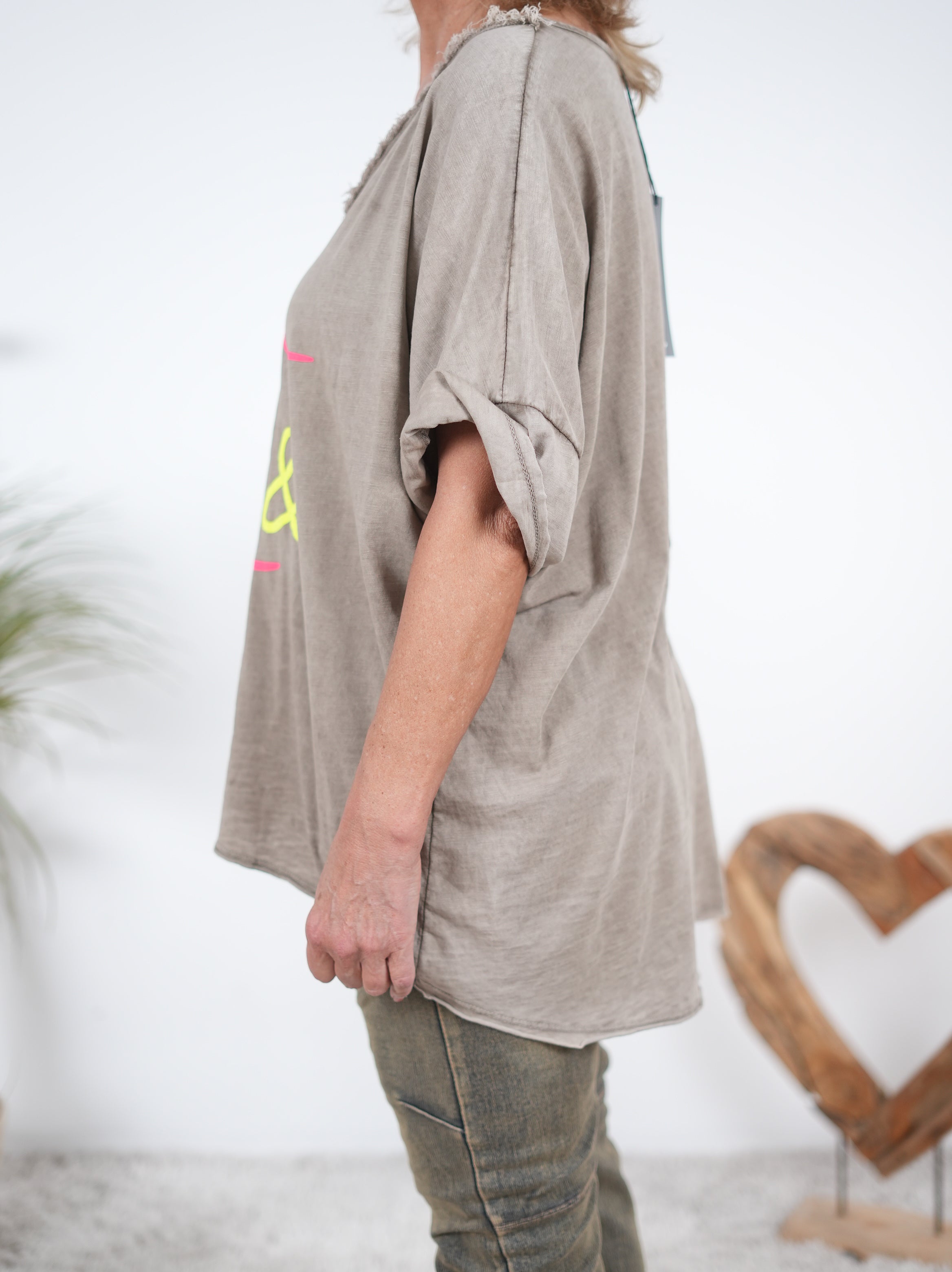 Oversize Shirt mit fransigem Abschluss und farbigem Print