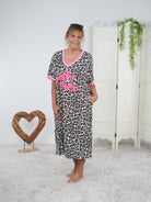 oversize T-Shirt Kleid im Leo Look mit Neon Schriftzug Beige