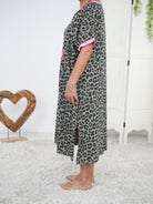 oversize T-Shirt Kleid im Leo Look mit Neon Schriftzug