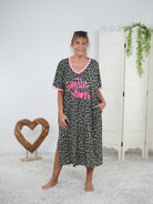 oversize T-Shirt Kleid im Leo Look mit Neon Schriftzug