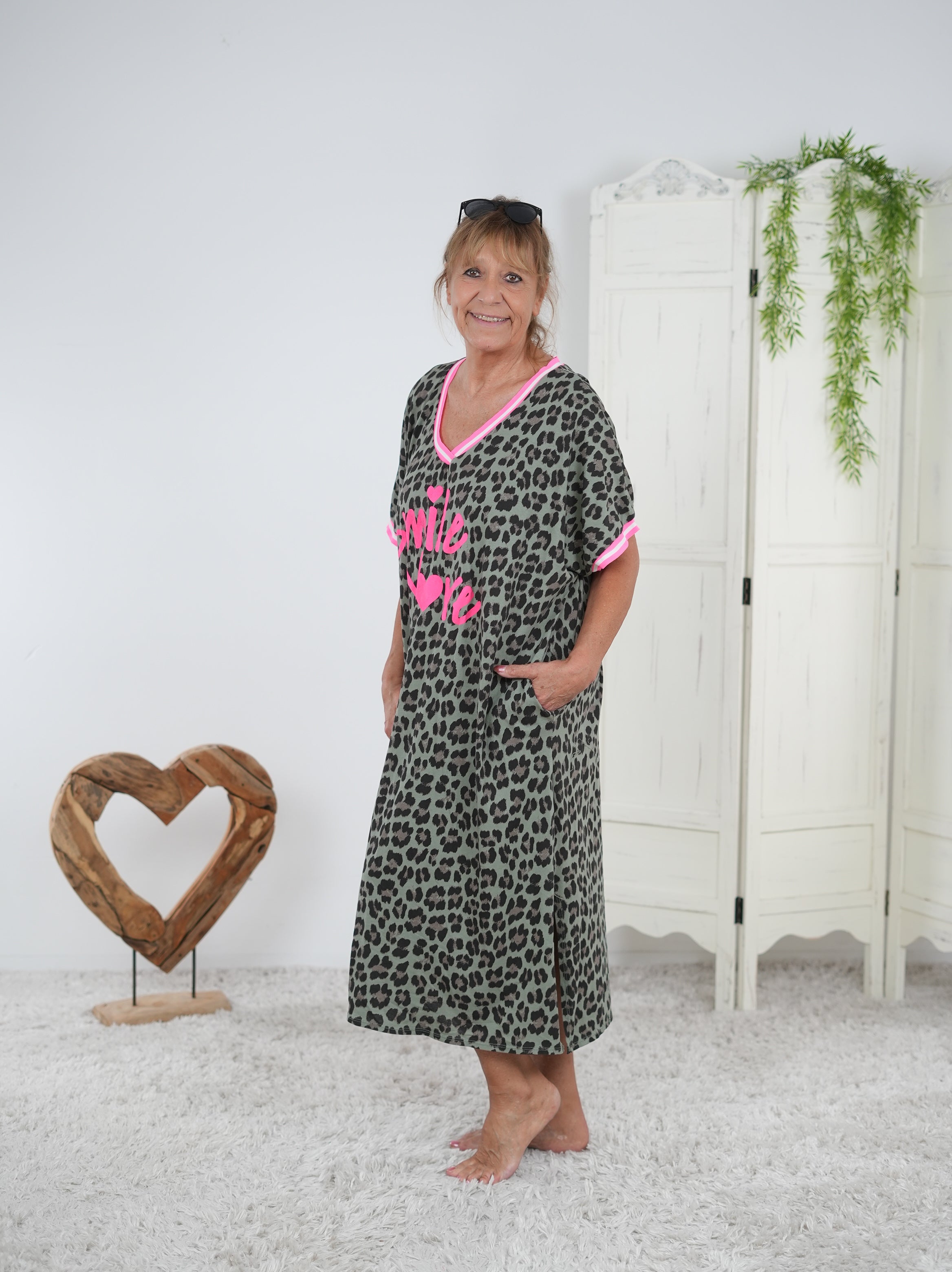 oversize T-Shirt Kleid im Leo Look mit Neon Schriftzug