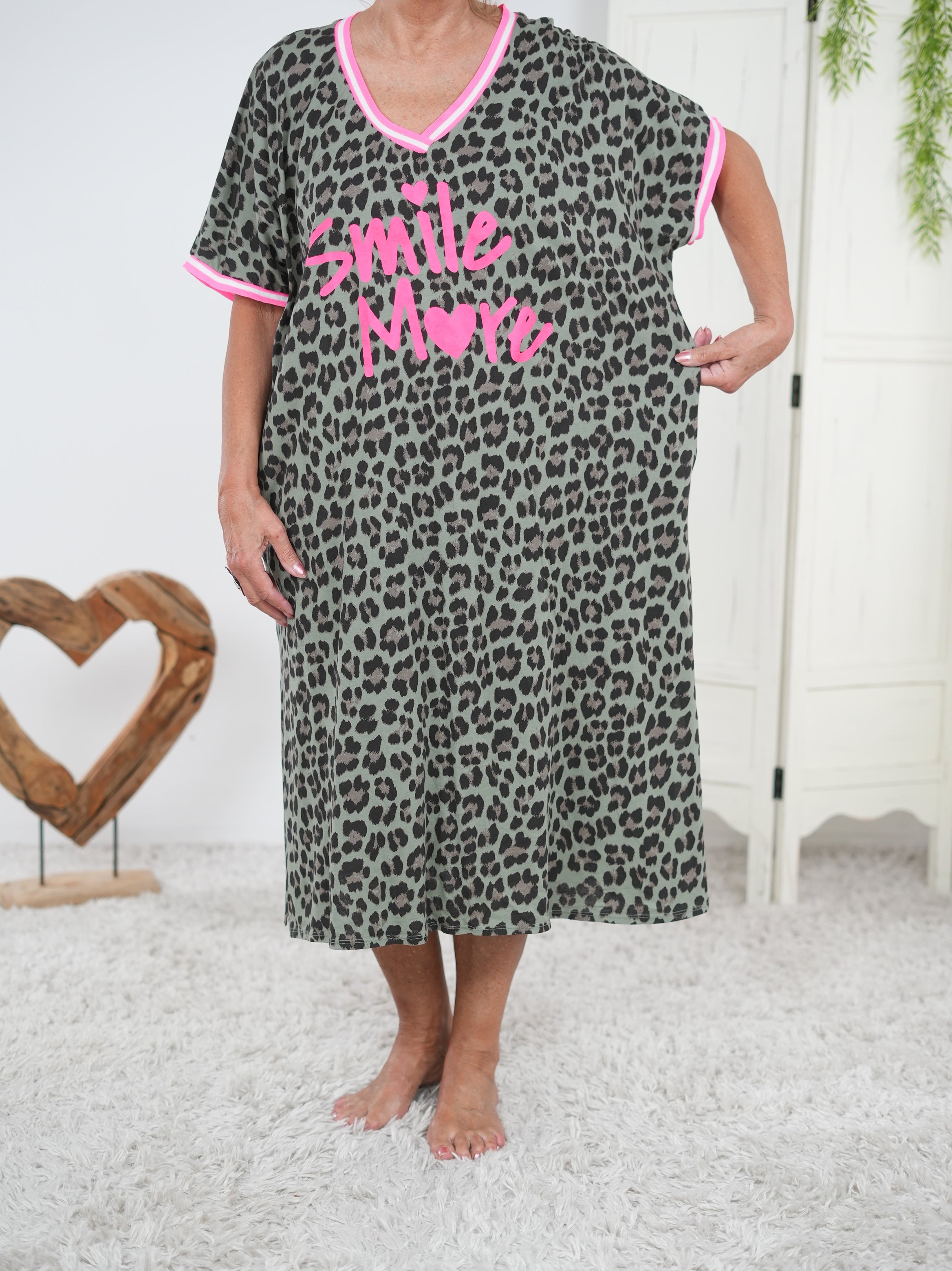 oversize T-Shirt Kleid im Leo Look mit Neon Schriftzug