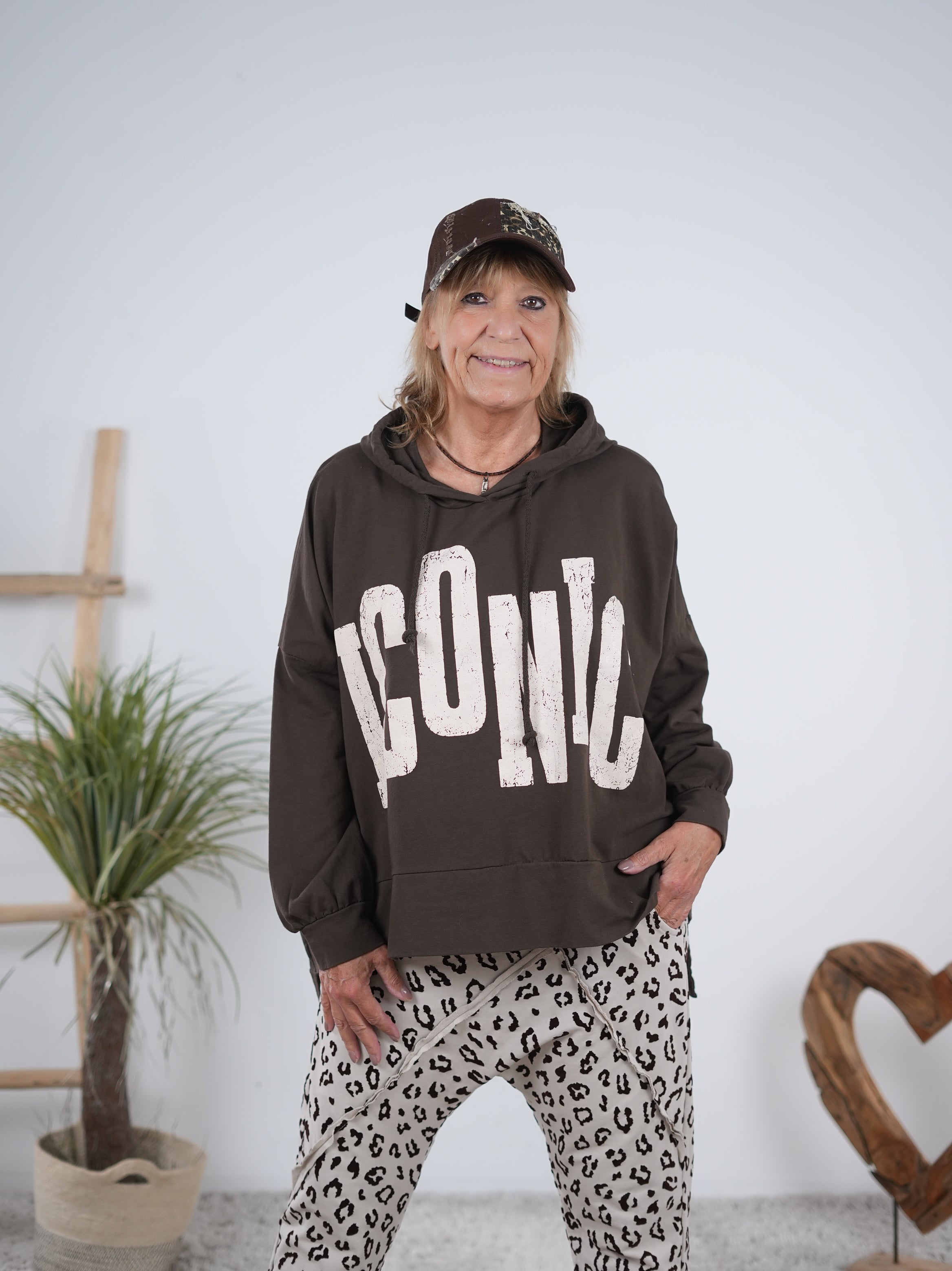 oversized Hoody im Vokuhila Schnitt mit großen Buchstaben Schoko