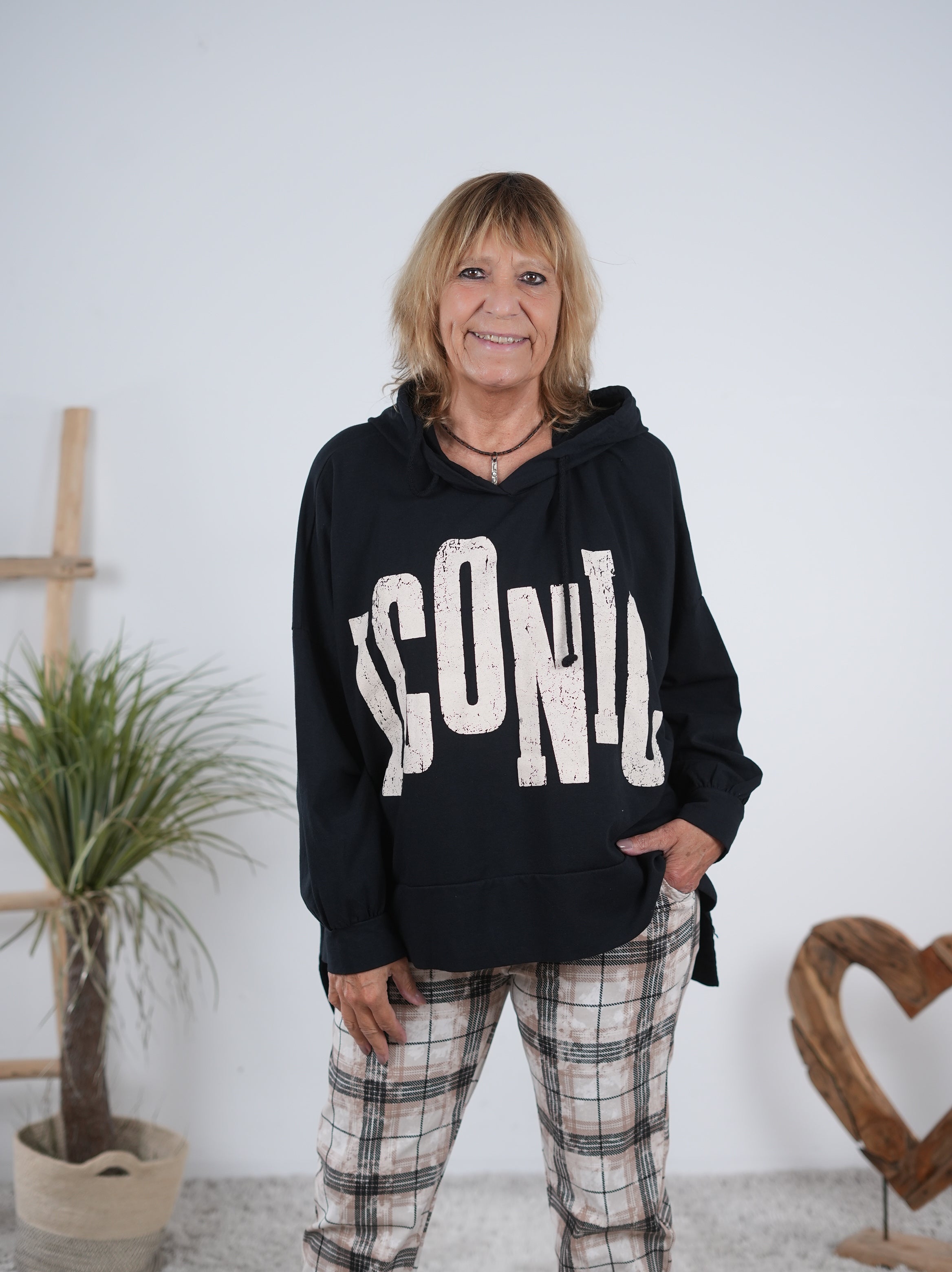 oversized Hoody im Vokuhila Schnitt mit großen Buchstaben Schwarz