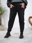 Pants in Veloursleder-Optik mit Gummibund Schwarz