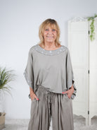 Poncho Shirt mit Leo Akzenten Taupe