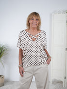 Shirt mit auffälligem Ausschnitt im Dot Design Beige