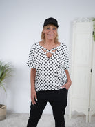Shirt mit auffälligem Ausschnitt im Dot Design Schwarz