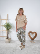 Shirt mit Cut Outs und fransigen Applikationen Camel