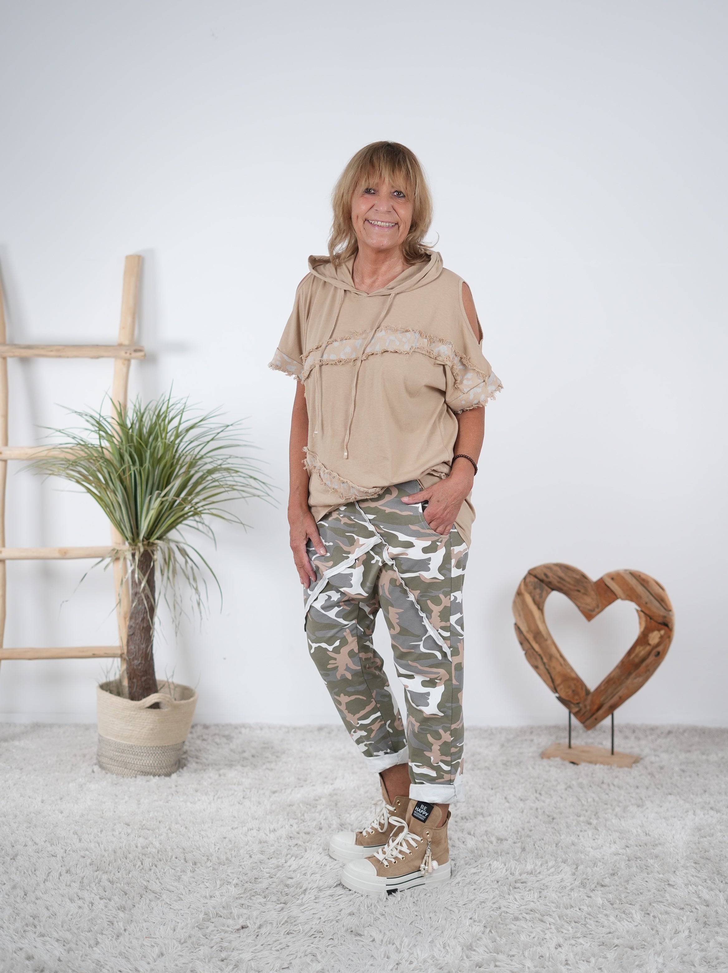 Shirt mit Cut Outs und fransigen Applikationen Camel