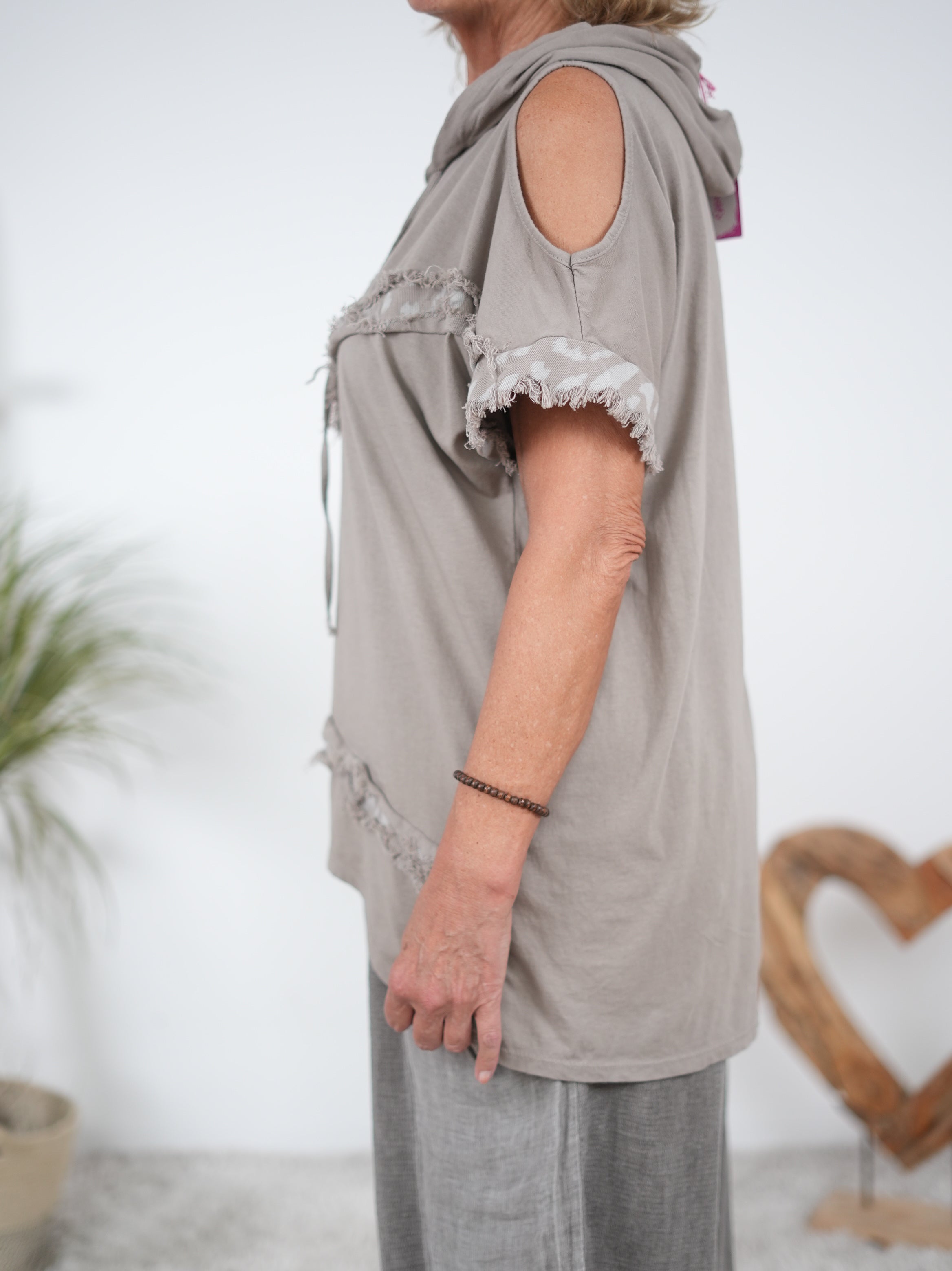 Shirt mit Cut Outs und fransigen Applikationen