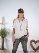 Shirt mit Cut Outs und Leo Akzent Beige