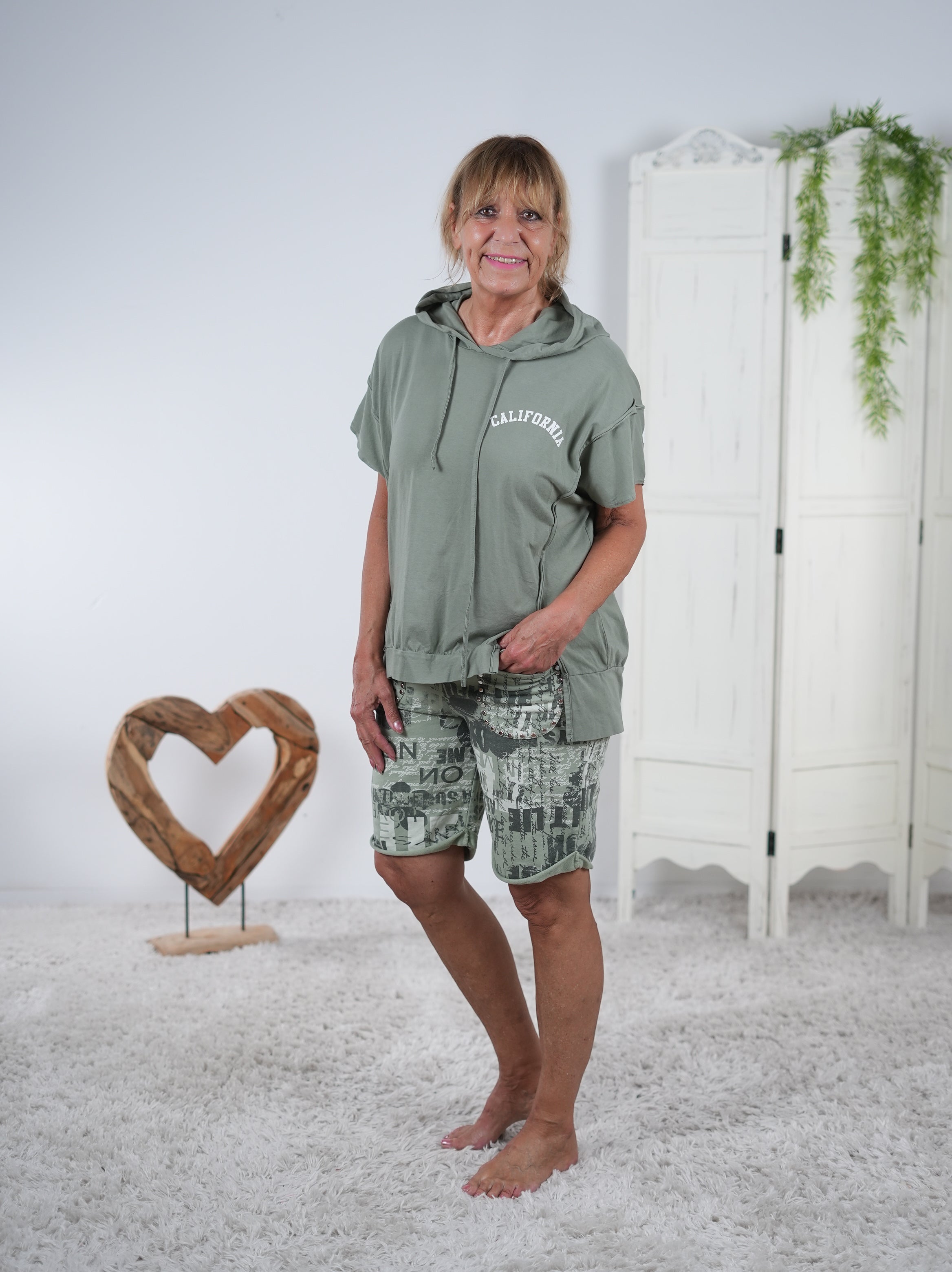 Shirt mit großem Schriftzug und Kapuze Olive