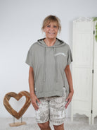 Shirt mit großem Schriftzug und Kapuze Taupe