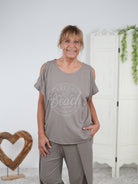 Shirt mit Motiv aus Strasssteinen und Cut Outs Taupe