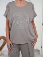 Shirt mit Motiv aus Strasssteinen und Cut Outs