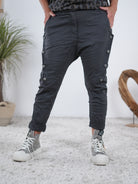 Sportliche Baggy mit seitlicher Knopfleiste Grau