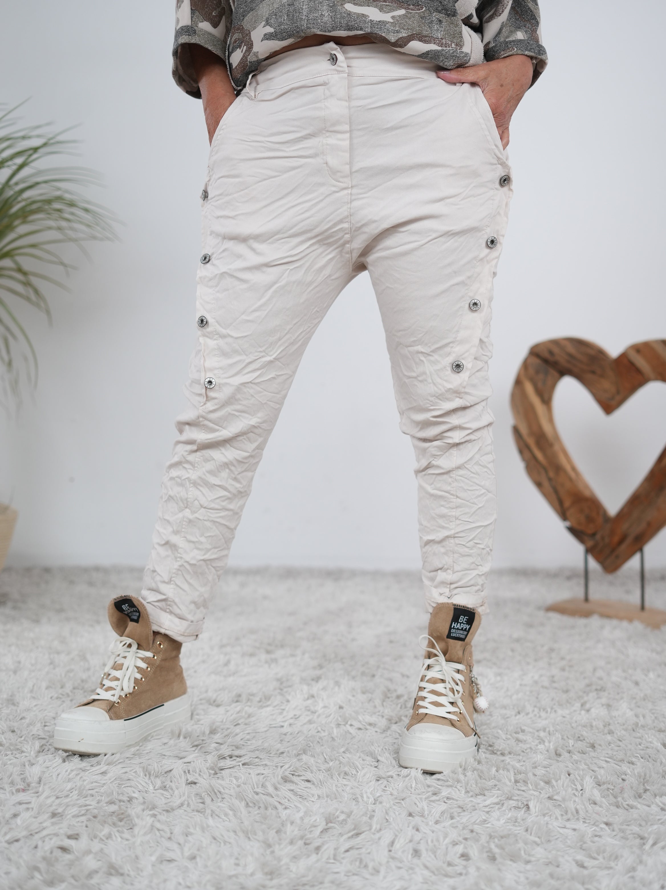 Sportliche Baggy mit seitlicher Knopfleiste Beige